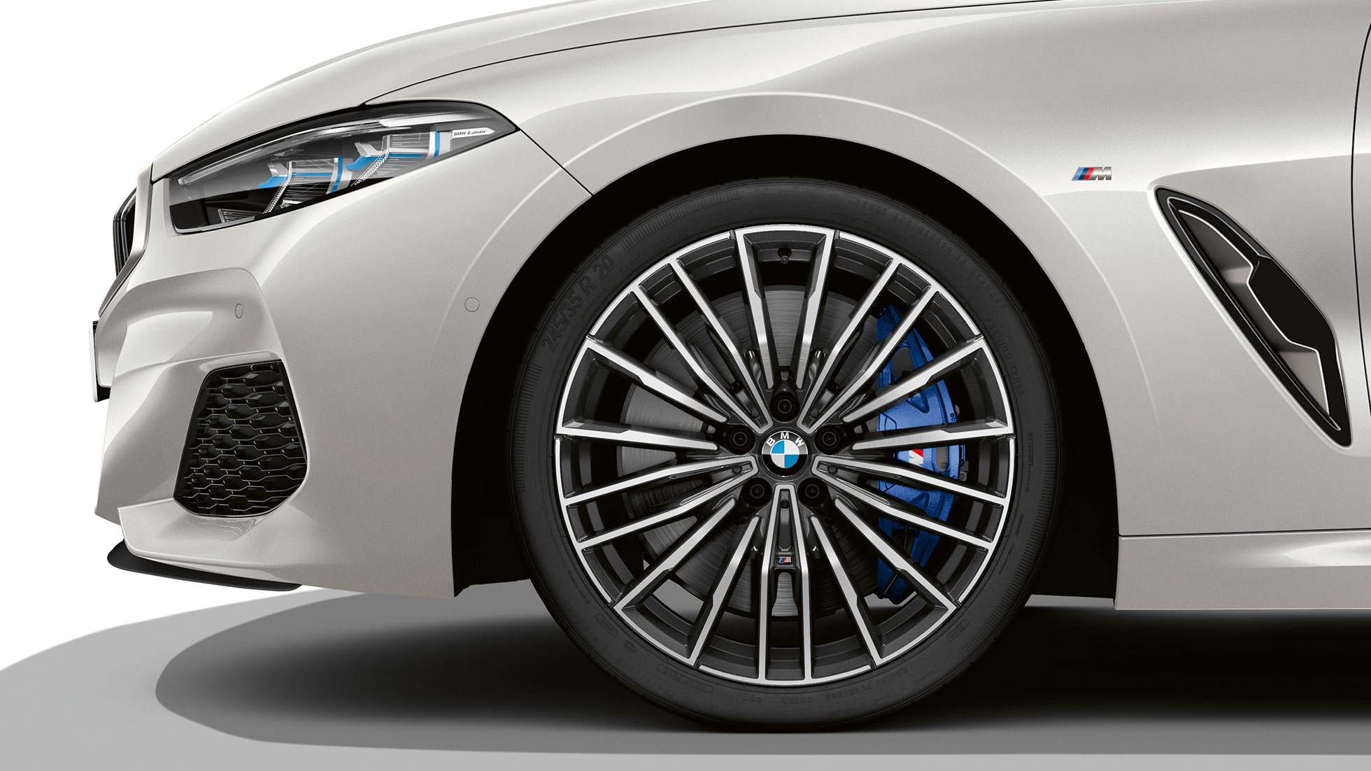 BMW M850i xDrive, Mineral White metalik, 20" lakometalni kotači multi-spoke 729 M. BMW M850i xDrive, Mineral White metalik, 20" lakometalni kotači Multi-Spoke 729 M.