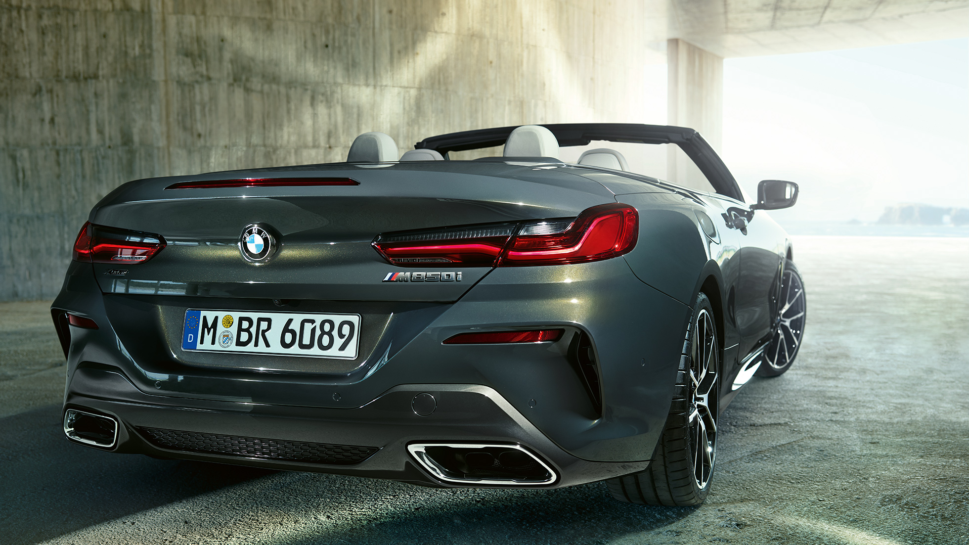 BMW M850i xDrive Dravit Grey metalik, tročetvrtinski stražnji prikaz s desne strane. BMW M850i xDrive Dravit Grey metalik, tročetvrtinski stražnji prikaz s desne strane.