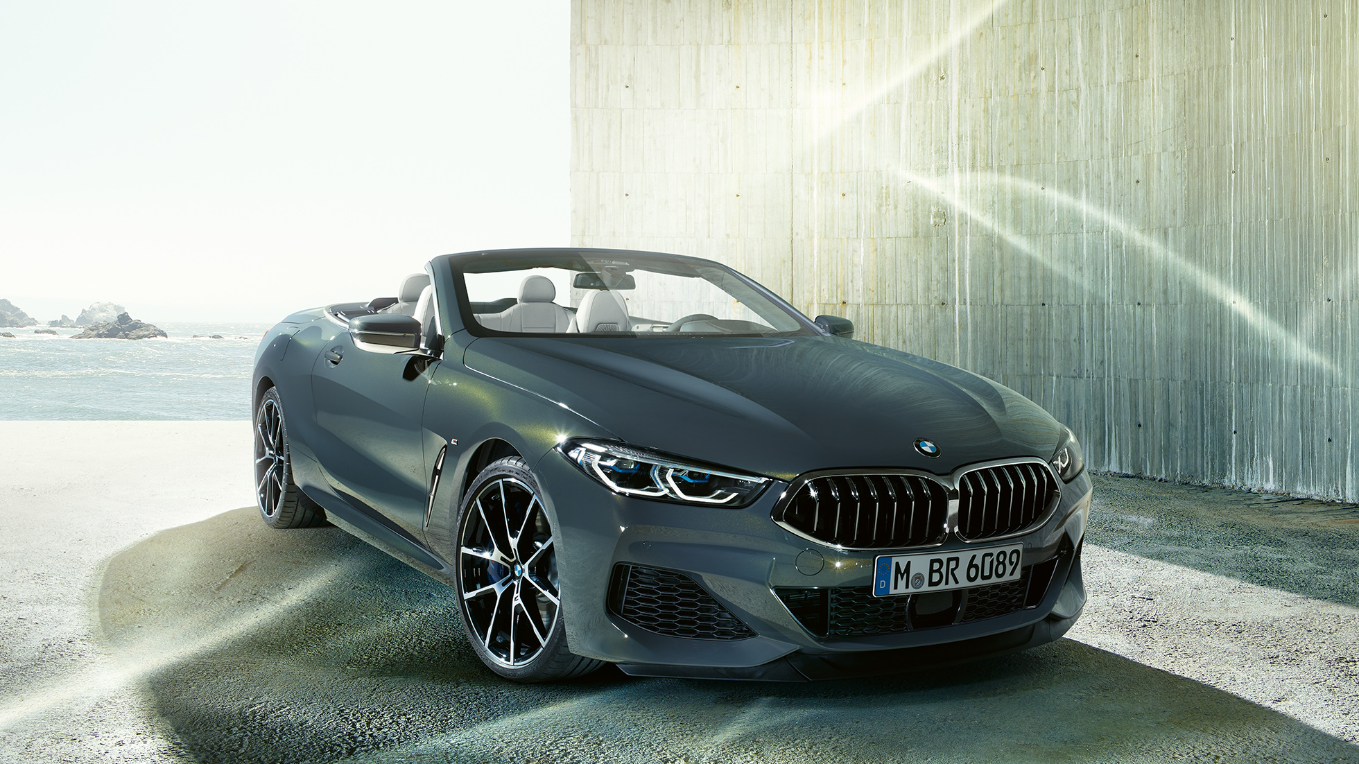 BMW M850i xDrive Dravit Grey metalik, tročetvrtinski prednji prikaz s lijeve strane. BMW M850i xDrive Dravit Grey metalik, tročetvrtinski prednji prikaz s lijeve strane.