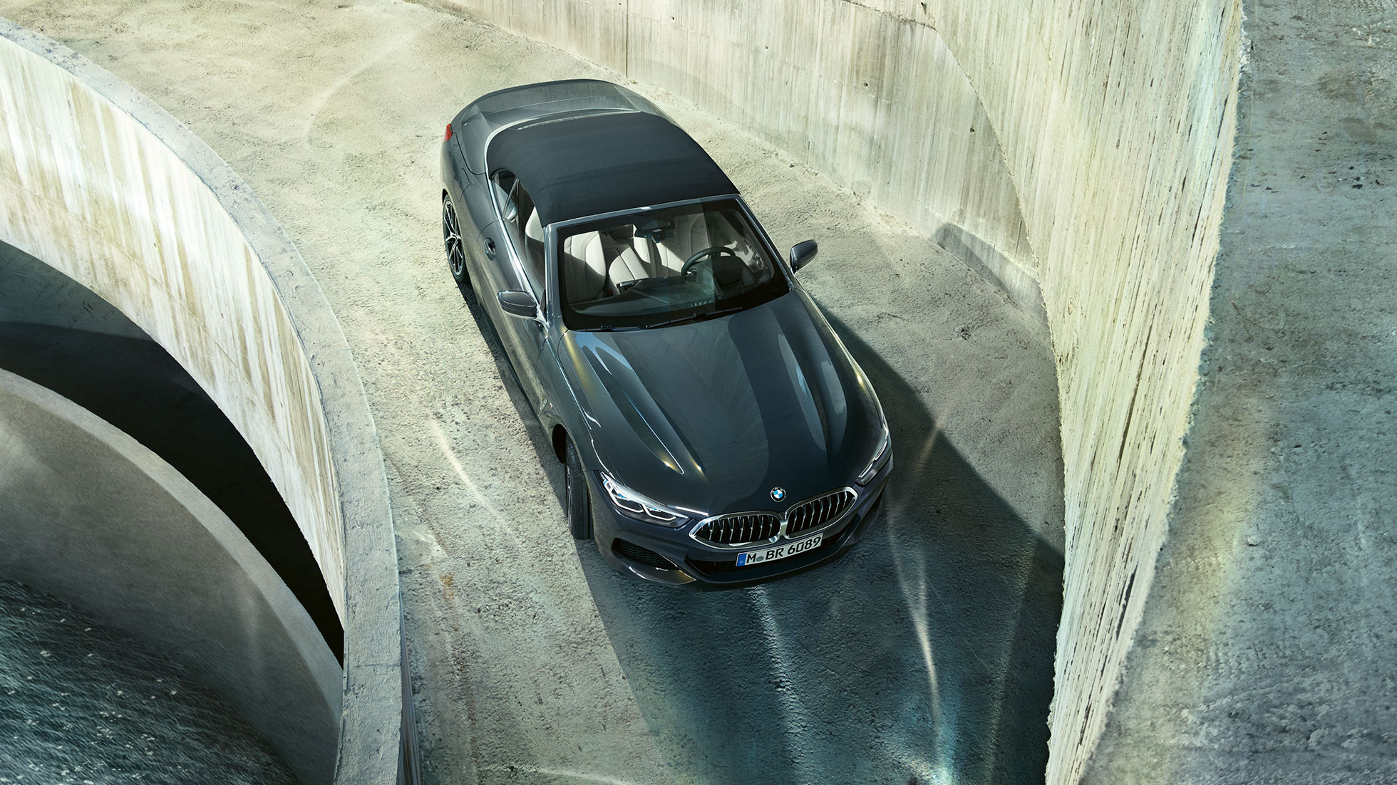 BMW M850i xDrive Dravit Grey metalik s mekim krovom u crnoj boji, prikaz iz ptičje perspektive. BMW M850i xDrive Dravit Grey metalik s mekim krovom u crnoj boji, prikaz iz ptičje perspektive.