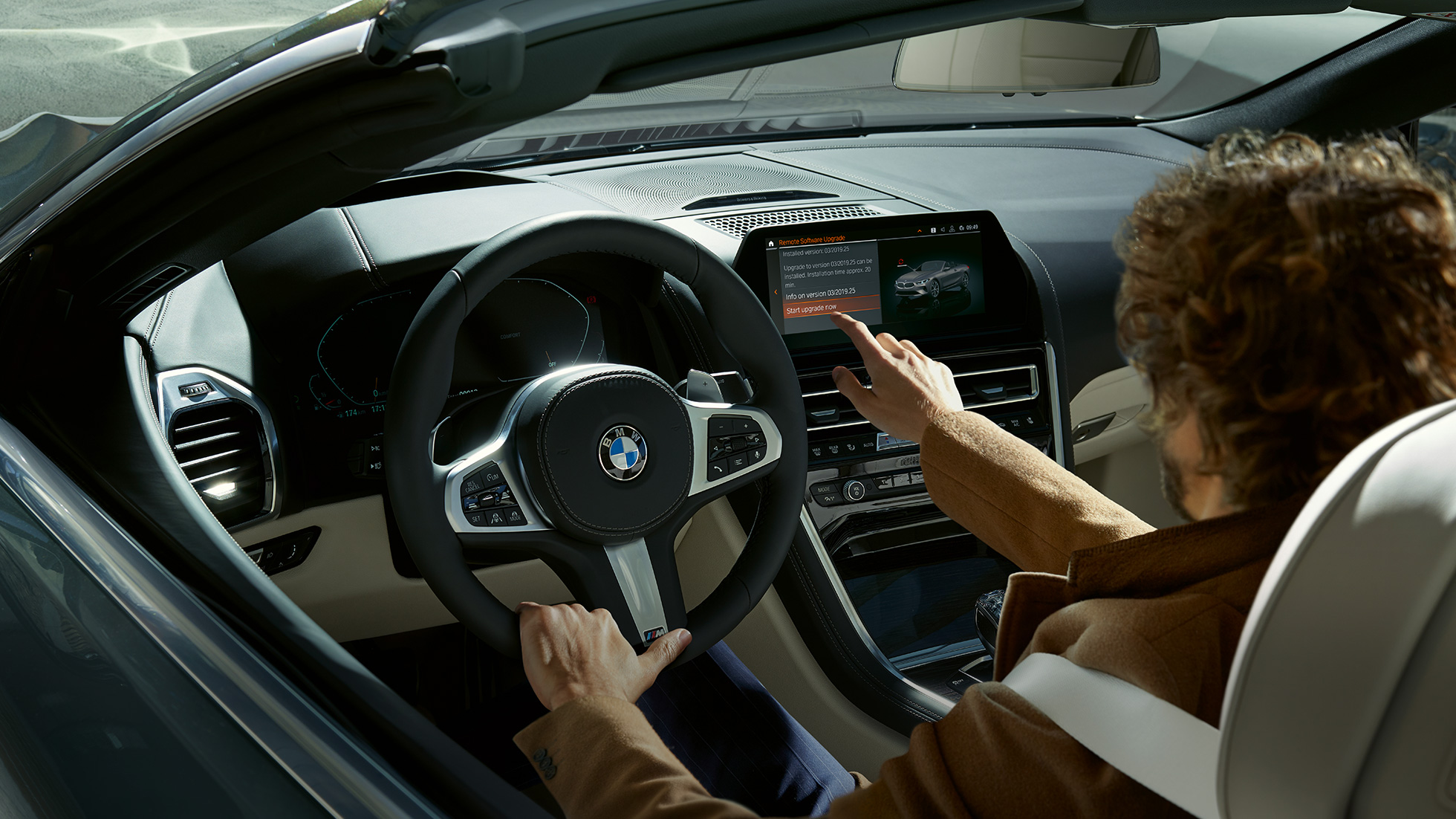 BMW M850i xDrive, vozač upravlja s BMW Live Cockpit Professional upravljanjem na dodir. BMW M850i xDrive, vozač upravlja s BMW Live Cockpit Professional upravljanjem na dodir.