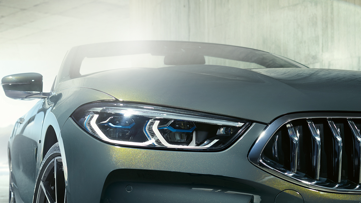 BMW M850i xDrive Dravit Grey metalik, prikaz prednjeg kraja s BMW laserskim svjetlom na lijevoj strani. BMW M850i xDrive Dravit Grey metalik, prikaz prednjeg kraja s BMW laserskim svjetlom na lijevoj strani.