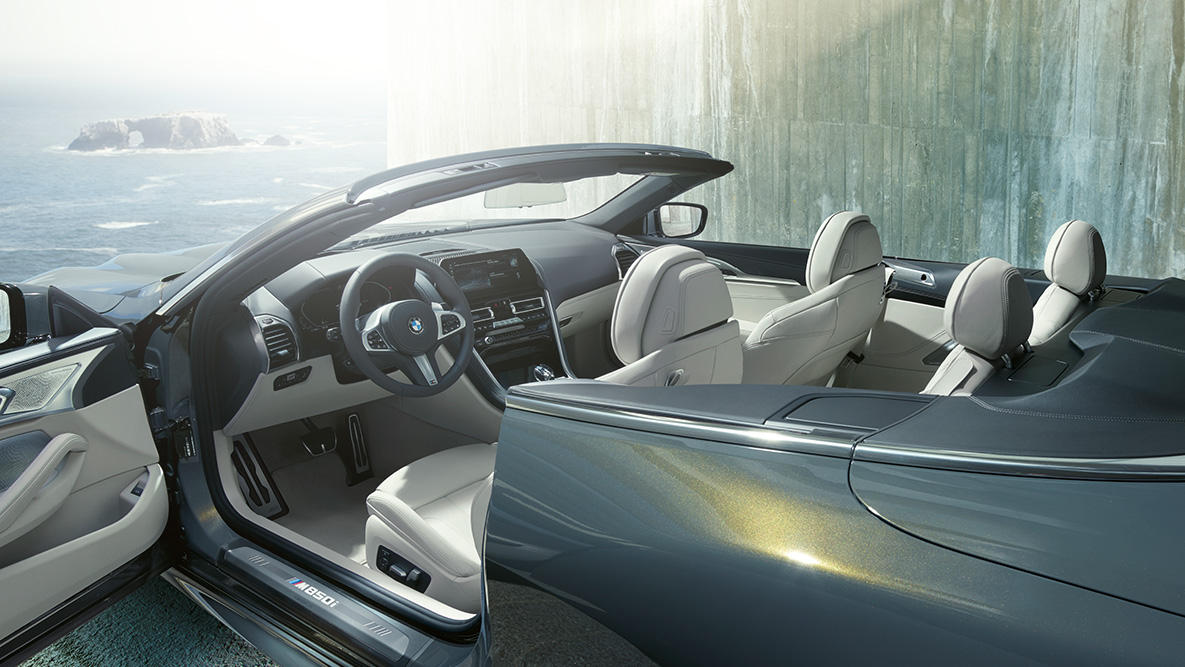 BMW M850i xDrive Dravit Grey metalik, unutrašnjost, meki krov i otvorena vrata. BMW M850i xDrive Dravit Grey metalik, unutrašnjost, meki krov i otvorena vrata.