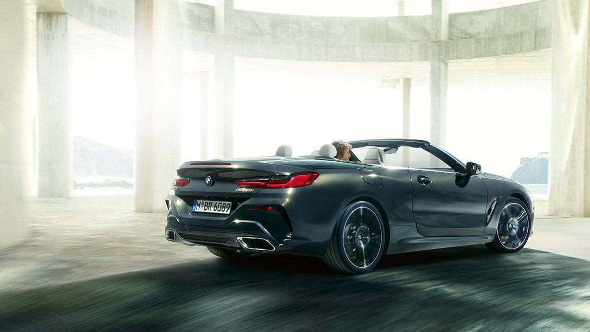 BMW M850i xDrive sa spuštenim krovom, u vožnji, prikaz s bočne strane. BMW M850i xDrive sa spuštenim krovom, u vožnji, prikaz s bočne strane.