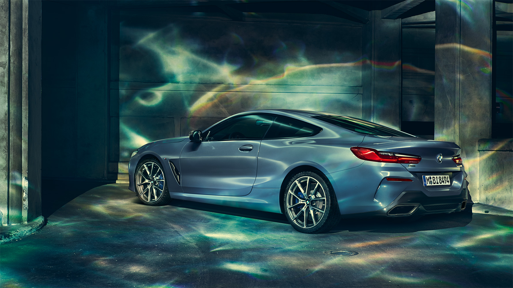 BMW serije 8, tročetvrtinski stražnji prikaz Tročetvrtinski stražnji prikaz BMW-a serije 8 Coupé u urbanoj sredini.