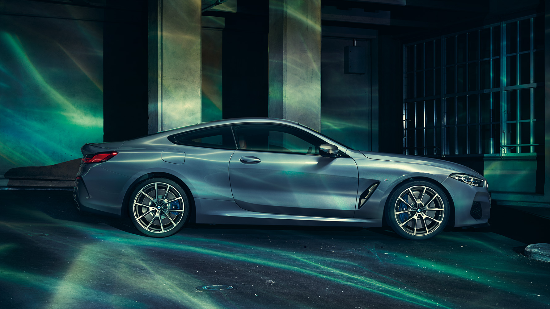 BMW serije 8, bočni prikaz Prikaz BMW-a serije 8 s bočne strane u urbanoj sredini.