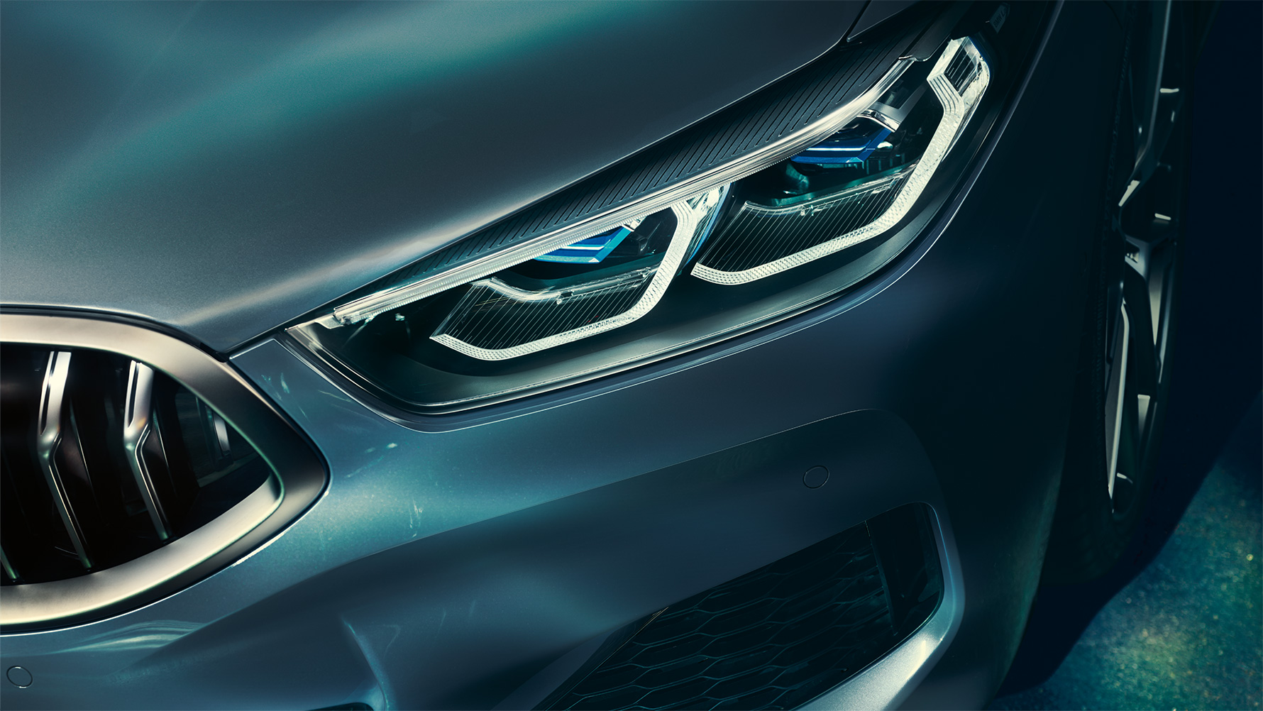 BMW serije 8, lasersko svjetlo Detaljan prikaz laserskog svjetla na prednjoj strani BMW-a serije 8 Coupé.