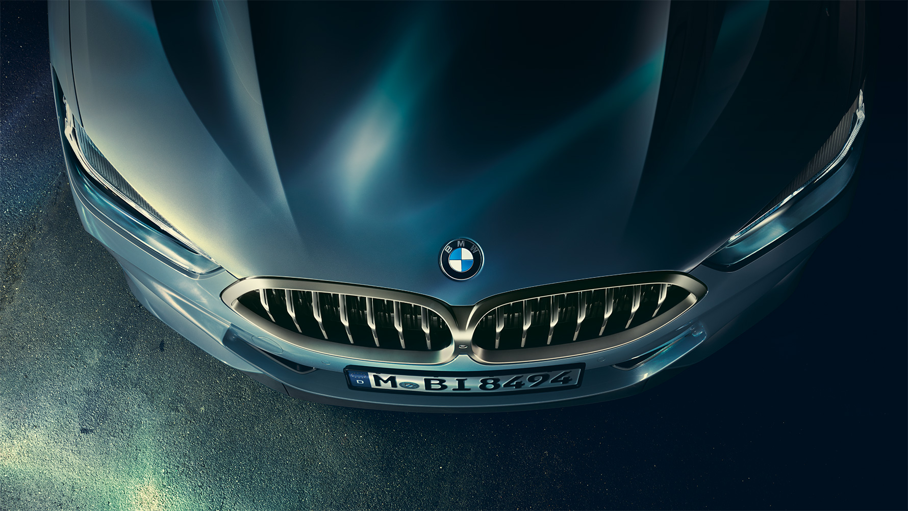 BMW serije 8 Coupé, poklopac motora Detaljan prikaz poklopca motora BMW-a serije 8 Coupé iz ptičje perspektive.
