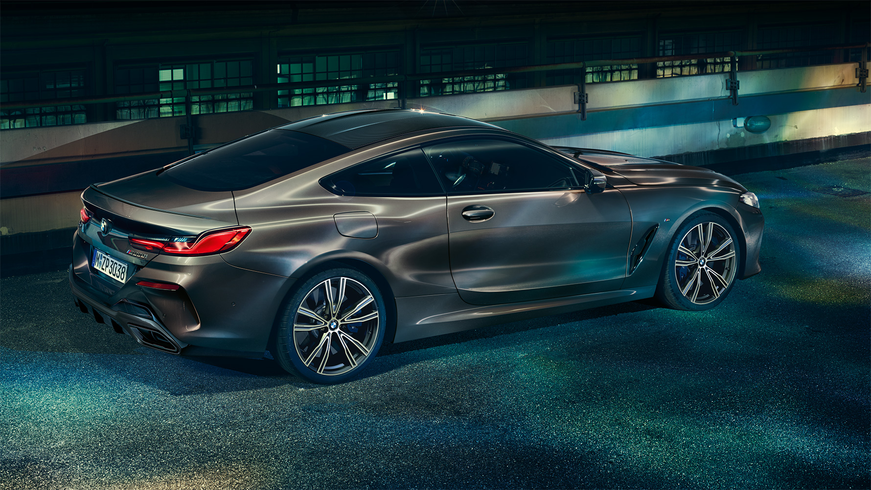 Prikaz BMW-a serije 8 Coupé s BMW Individual opremom s bočne strane u urbanoj sredini noću Prikaz BMW-a serije 8 Coupé s BMW Individual opremom s bočne strane u urbanoj sredini noću.
