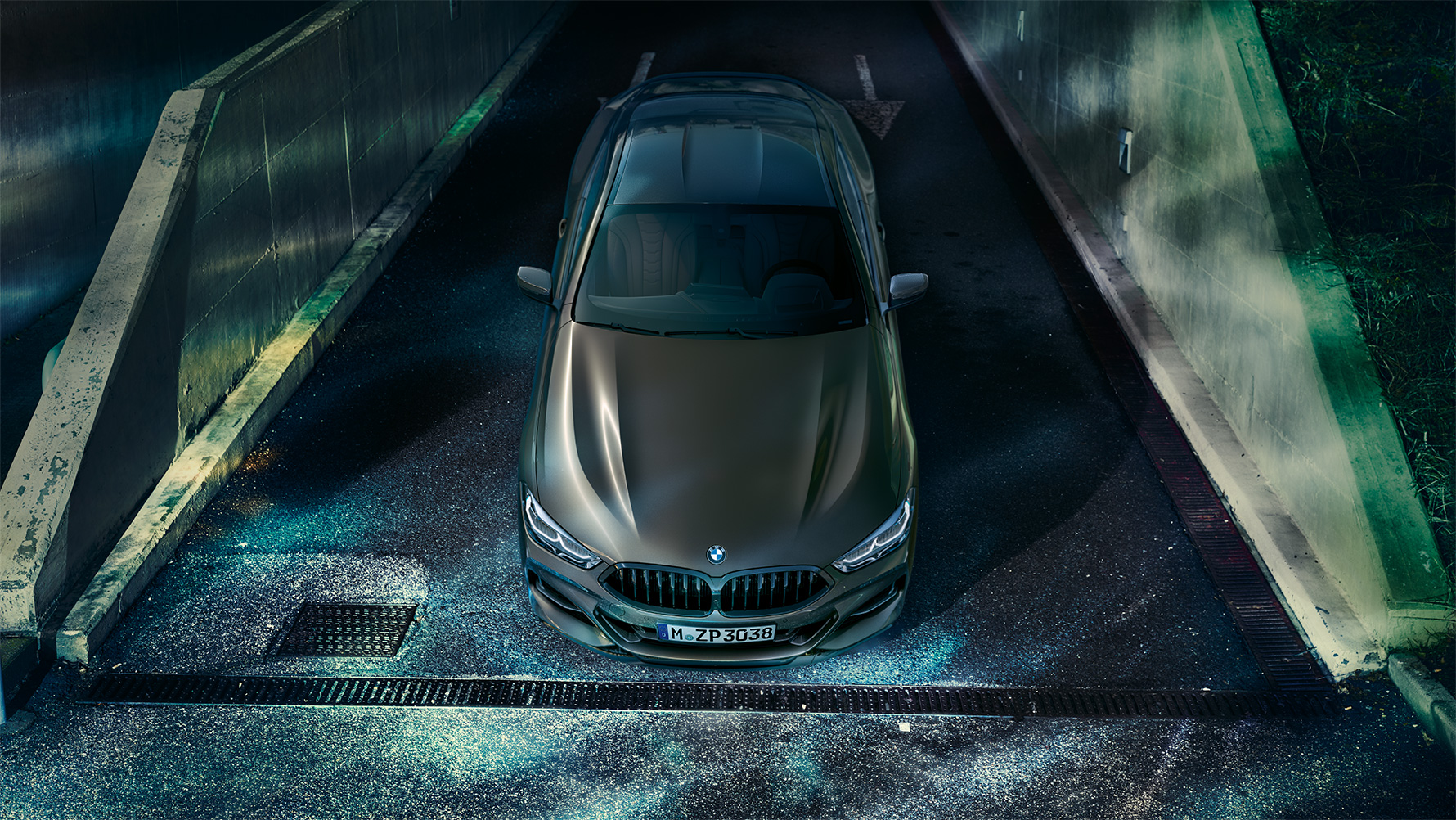 Prikaz BMW-a serije 8 Coupé s BMW Individual opremom s prednje strane u urbanoj sredini noću Prikaz BMW-a serije 8 Coupé s BMW Individual opremom s prednje strane u urbanoj sredini noću.