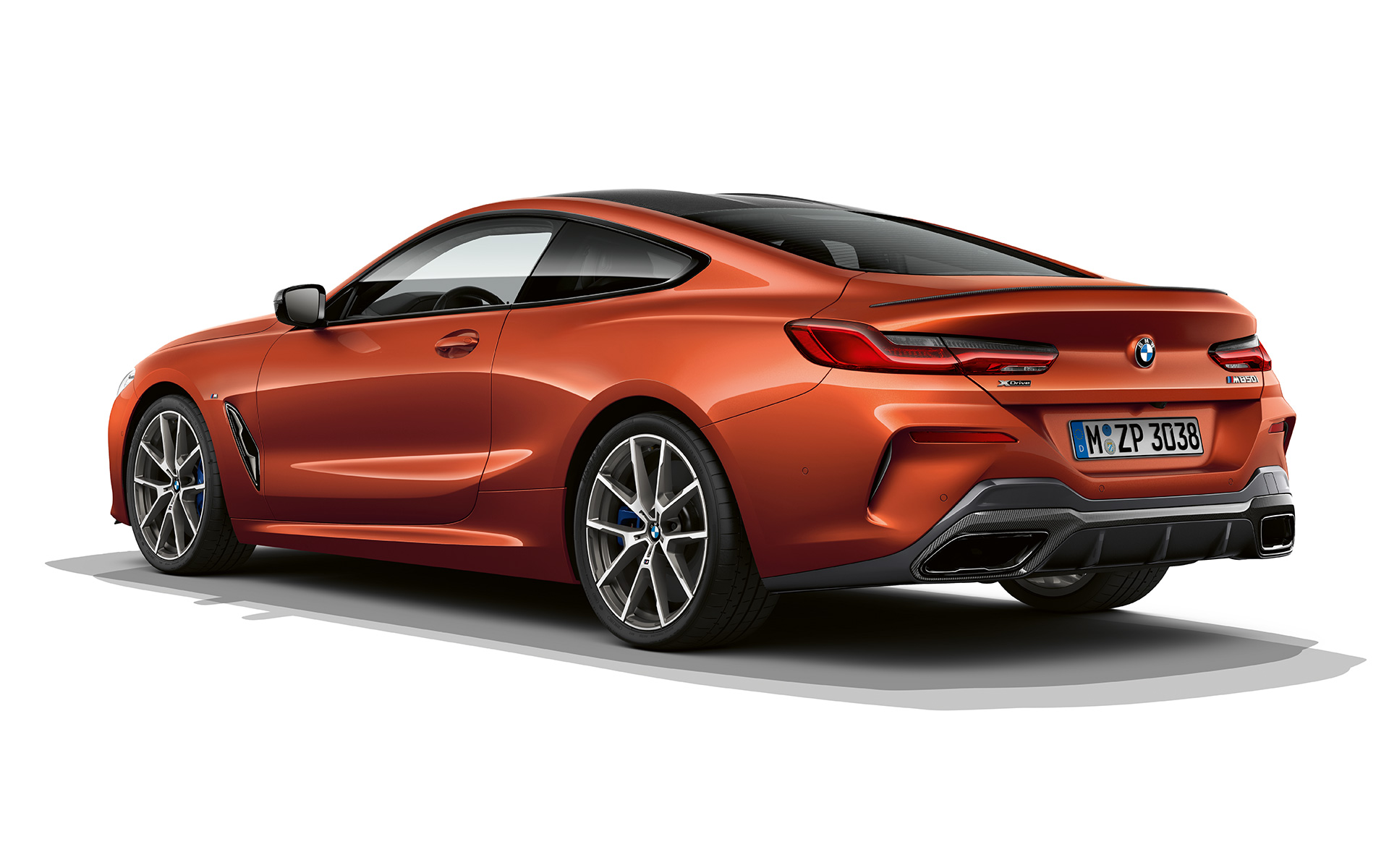 BMW serije 8 Coupé, Sunset Orange metalik boja Prikaz BMW-a serije 8 Coupé u Sunset Orange metalik boji na bijeloj pozadini.