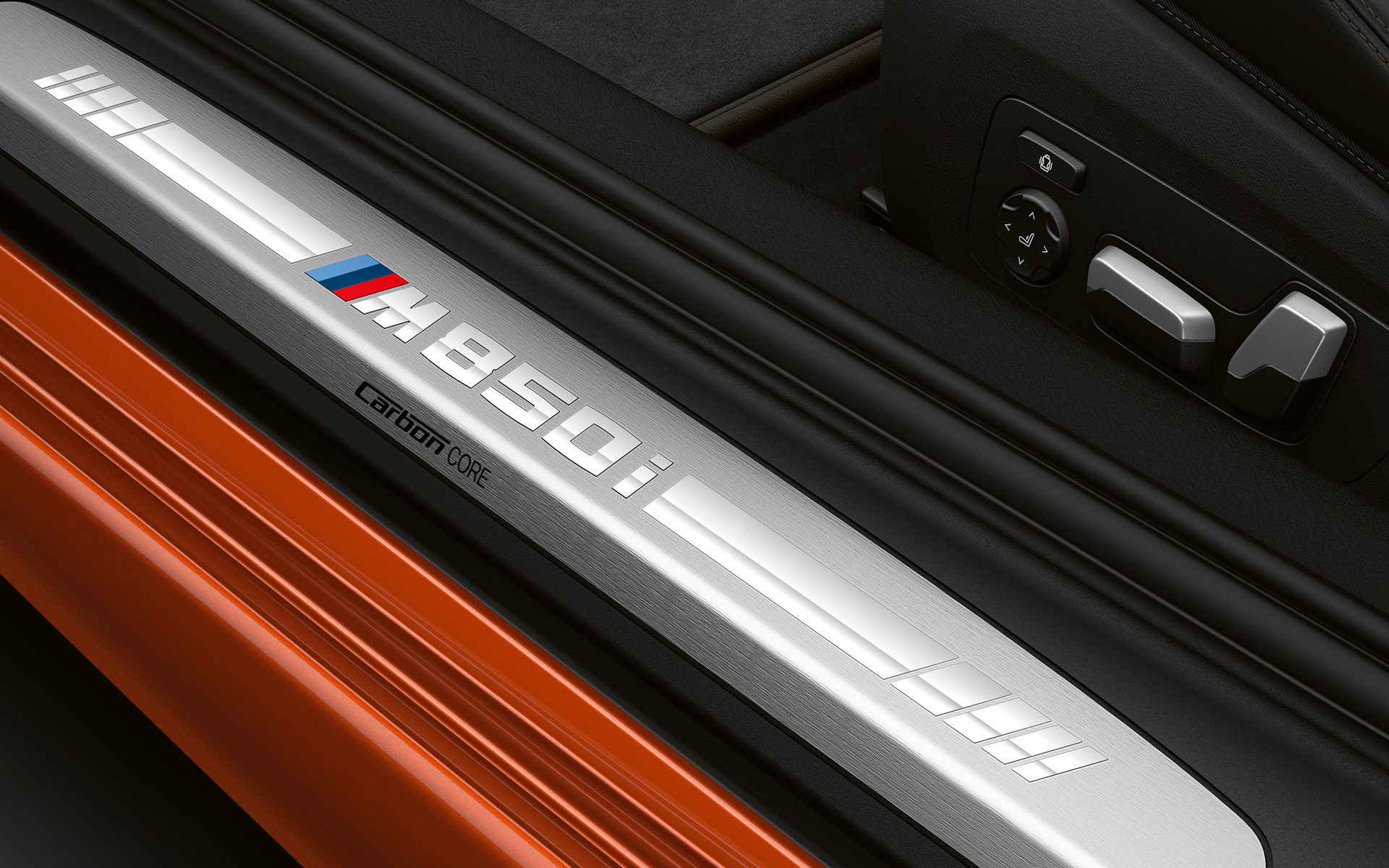 BMW 8 Series Coupé, gazišta pragova vrata M850i Detaljan prikaz gazišta pragova vrata BMW-a serije 8 Coupé s M850i logotipom.