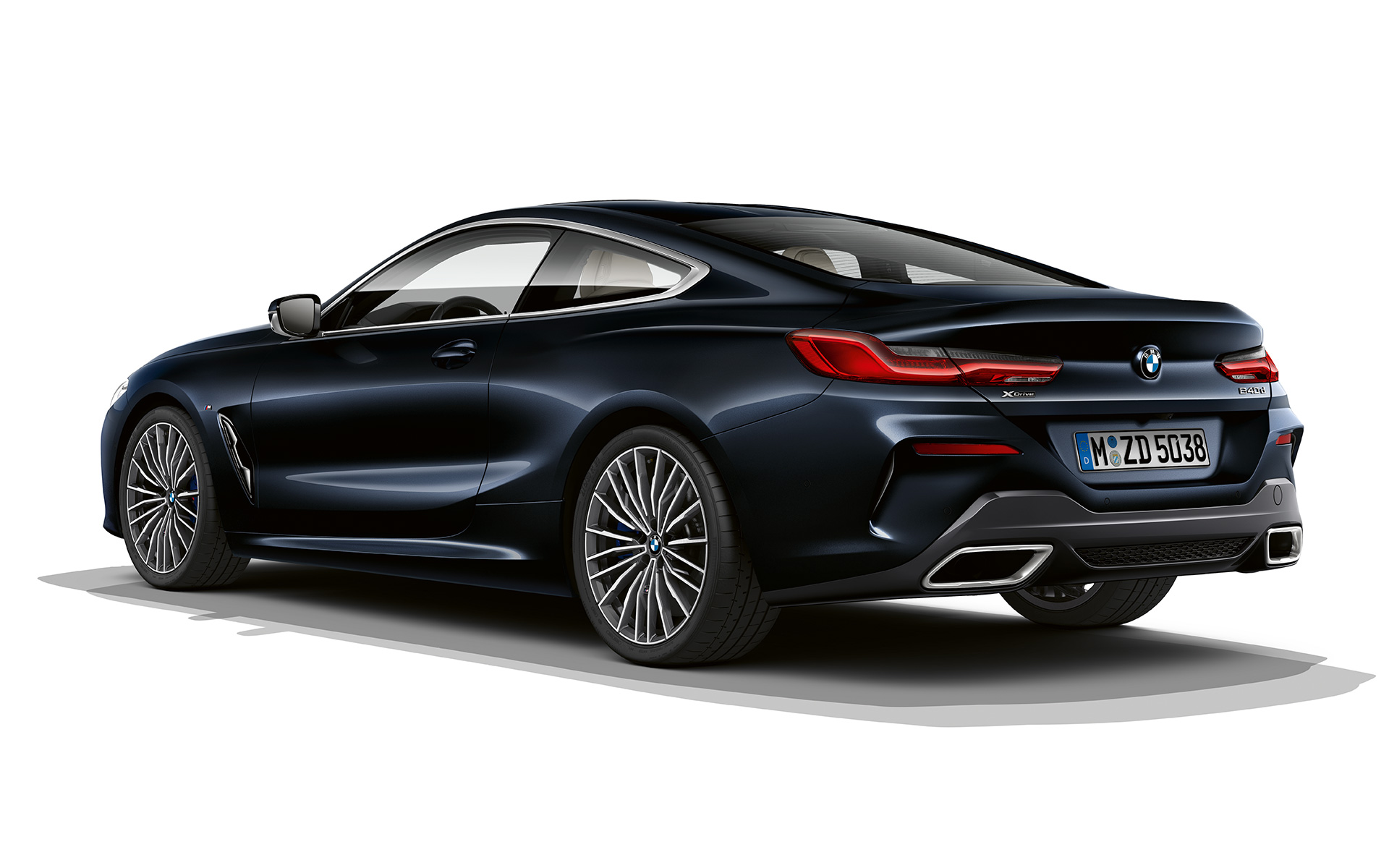 BMW serije 8 Coupé, Carbon Black metalik boja Prikaz BMW-a serije 8 Coupé u Carbon Black metalik boji na bijeloj pozadini.