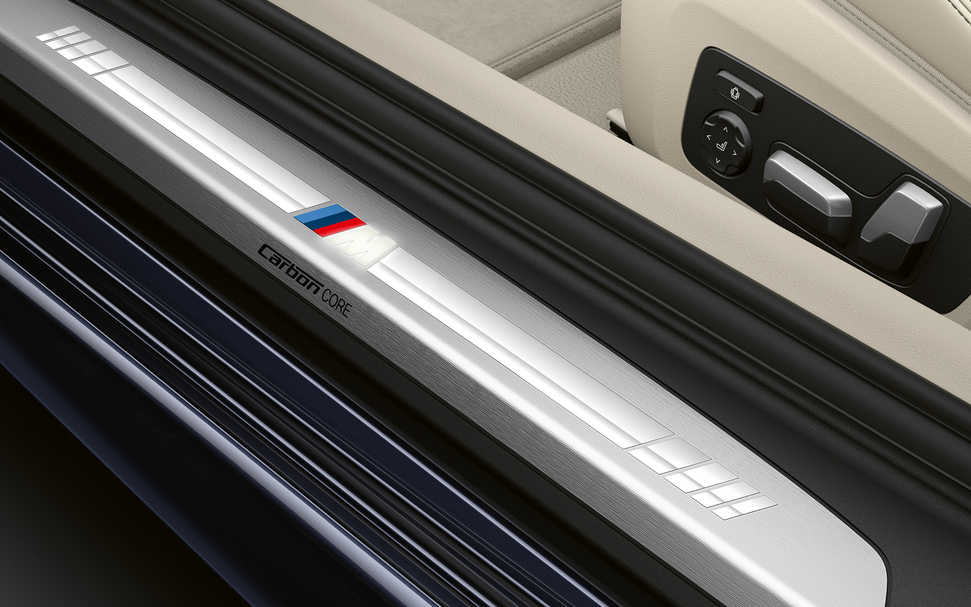 BMW 8 Series Coupé, gazišta pragova vrata s M logotipom. Detaljan prikaz gazišta pragova vrata BMW-a serije 8 Coupé s M logotipom.
