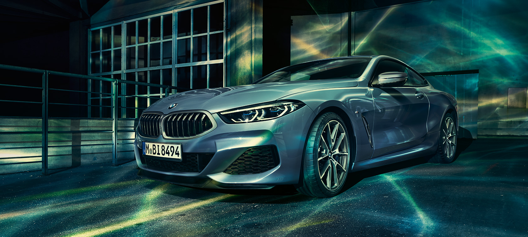 BMW serije 8, tročetvrtinski prednji prikaz Tročetvrtinski prednji prikaz BMW-a serije 8 Coupé u urbanoj sredini.
