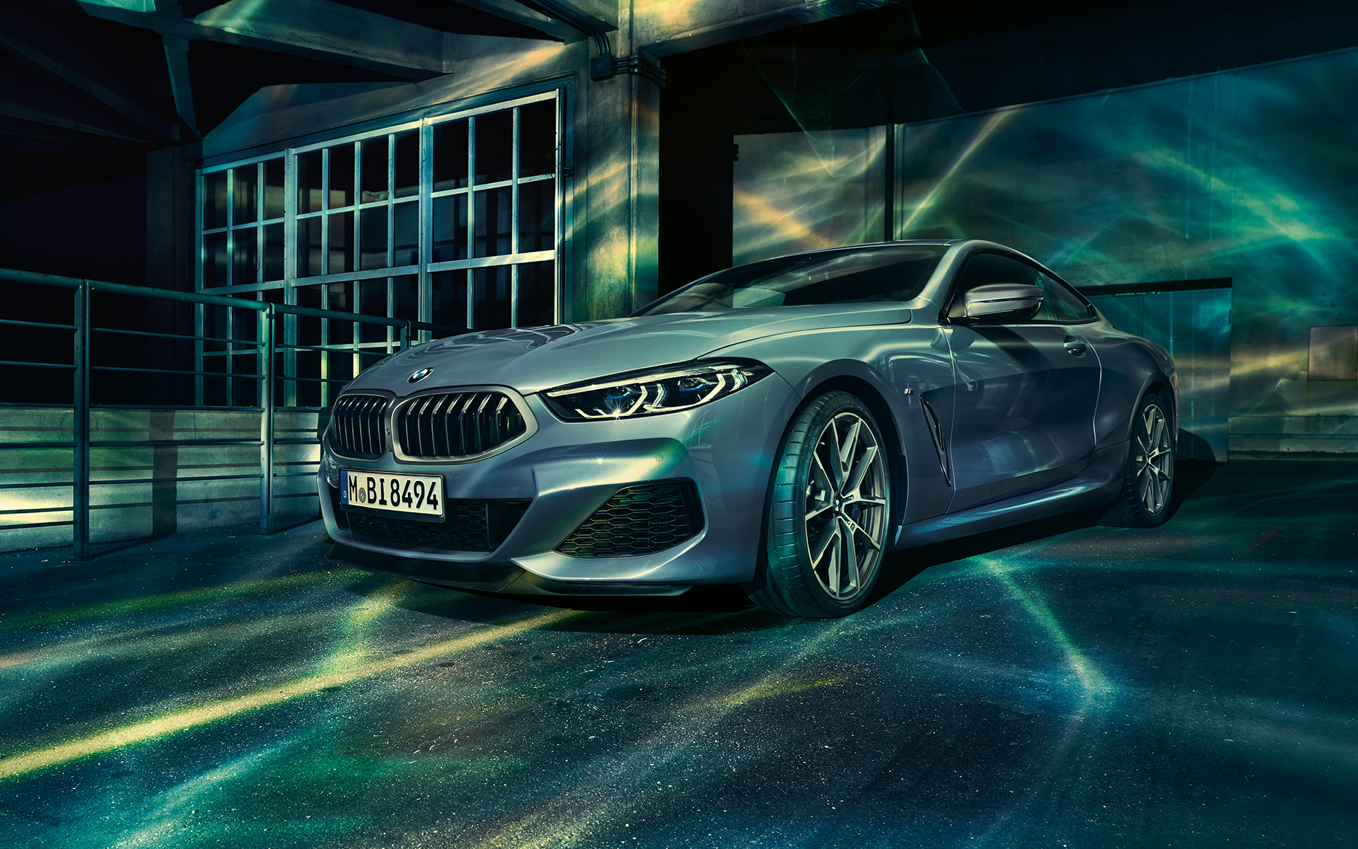 BMW serije 8 Coupé, tročetvrtinski prednji desni prikaz Tročetvrtinski prednji desni prikaz BMW-a serije 8 Coupé u urbanoj sredini.
