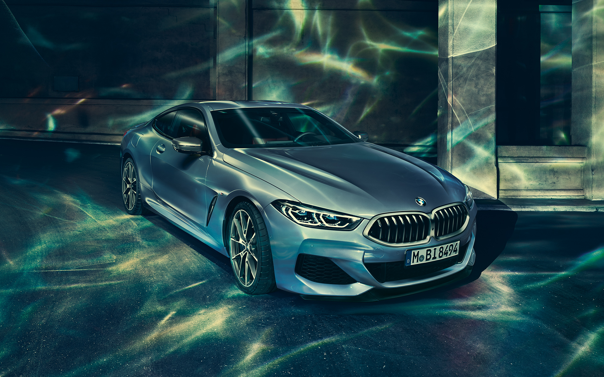 BMW serije 8 Coupé, tročetvrtinski prednji lijevi prikaz Tročetvrtinski prednji lijevi prikaz BMW-a serije 8 Coupé u urbanoj sredini.