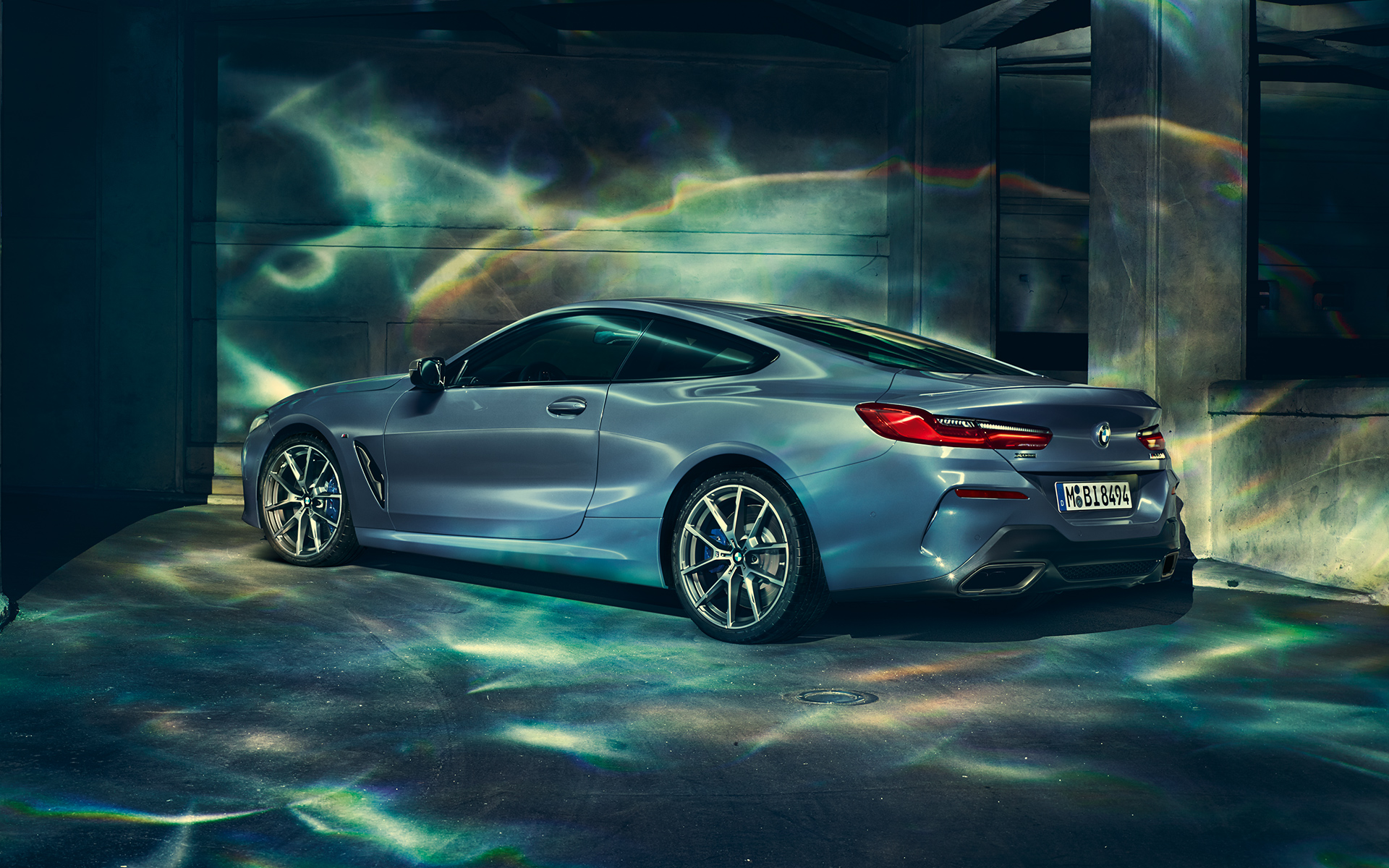 BMW serije 8 Coupé, lijeva strana Prikaz lijeve strane BMW-a serije 8 Coupé u urbanoj sredini.