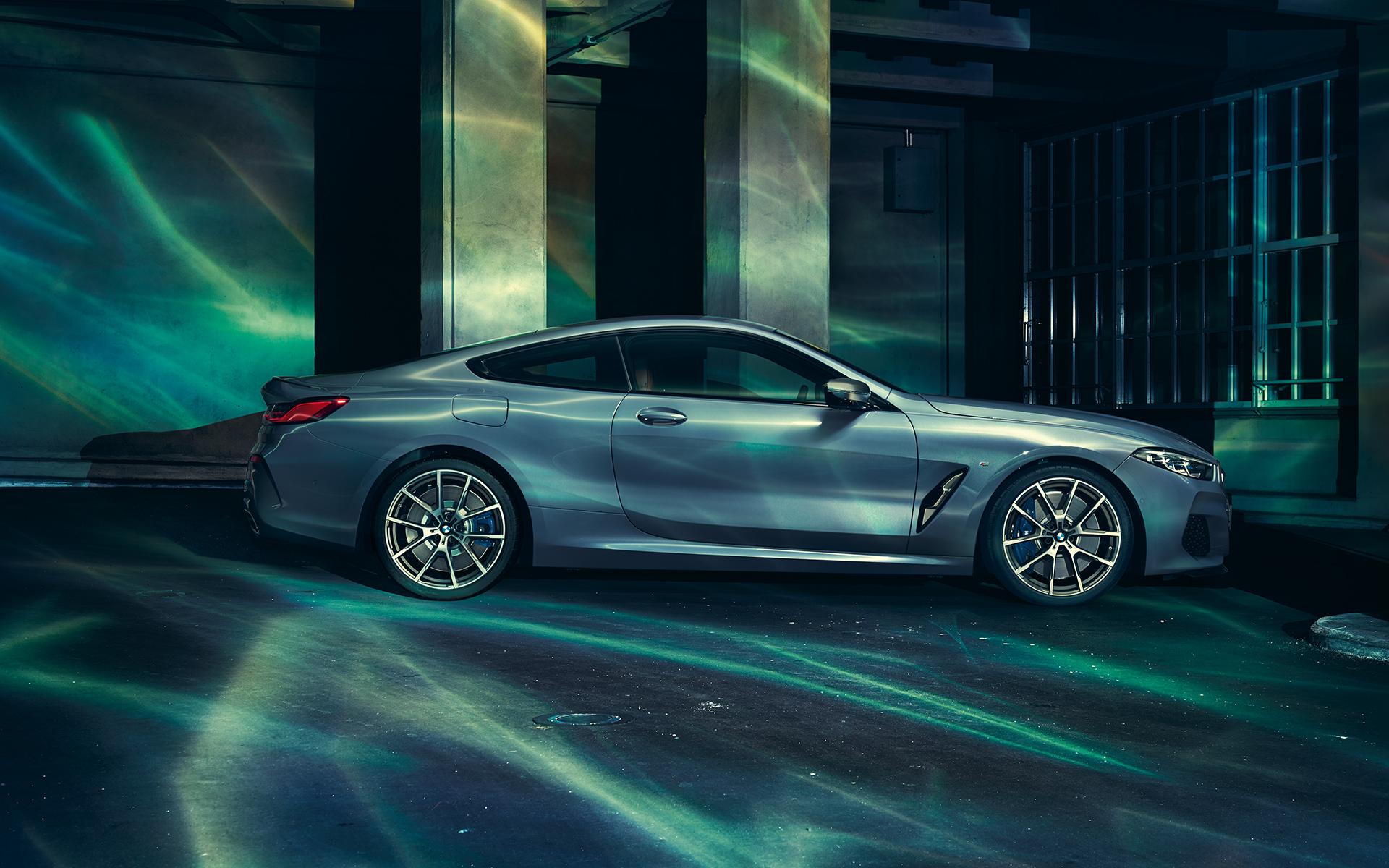 BMW serije 8 Coupé, desna strana Prikaz desne strane BMW-a serije 8 Coupé u urbanoj sredini.