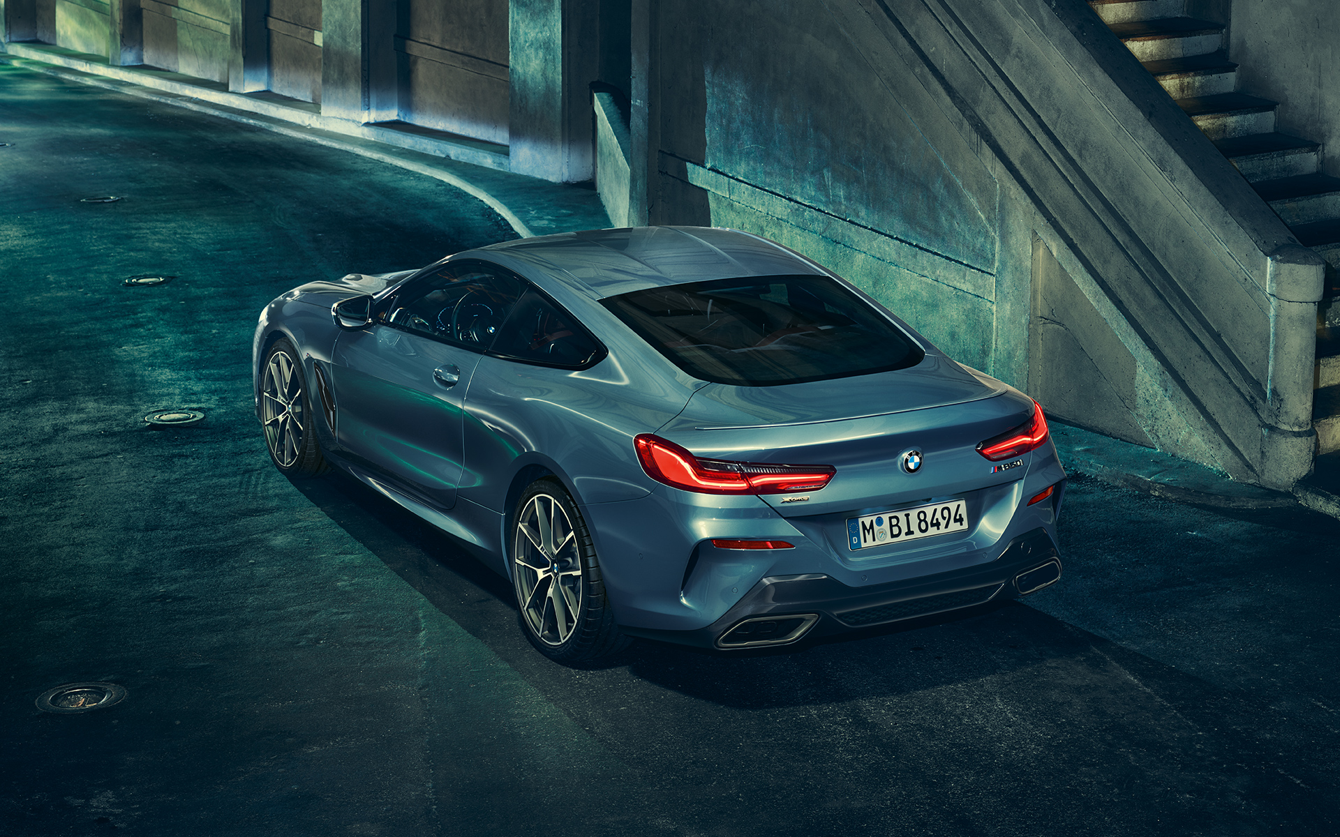 BMW serije 8 Coupé, tročetvrtinski stražnji prikaz Tročetvrtinski stražnji lijevi prikaz BMW-a serije 8 Coupé u urbanoj sredini.