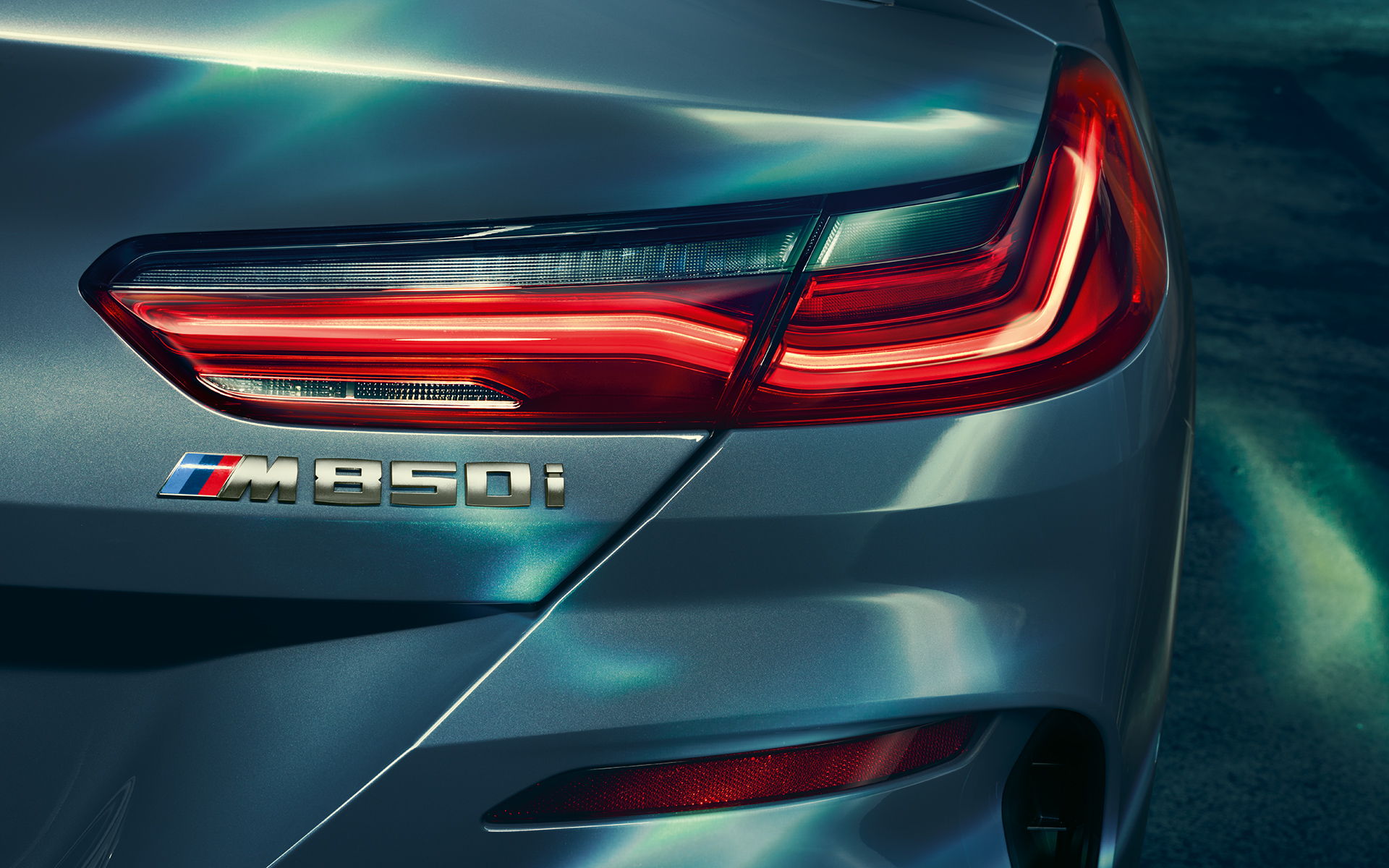 Stražnja svjetla i M 850i logotip. Detaljan prikaz stražnjih svjetala i M 850i logotipa.