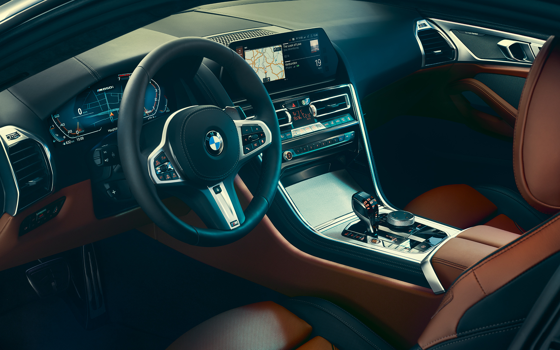 BMW serije 8 Coupé, upravljač Unutrašnjost BMW-a serije 8 Coupé, usmjerena na upravljač.