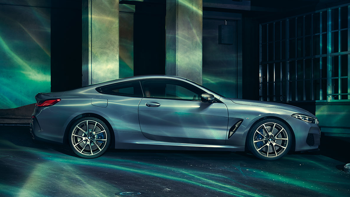 BMW serije 8 Coupé, bočni prikaz. Prikaz BMW-a serije 8 Coupé s boka u urbanom okruženju.