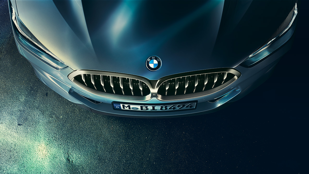 BMW serije 8 Coupé, poklopac motora. Detaljan prikaz poklopca motora BMW-a serije 8 Coupé iz ptičje perspektive.