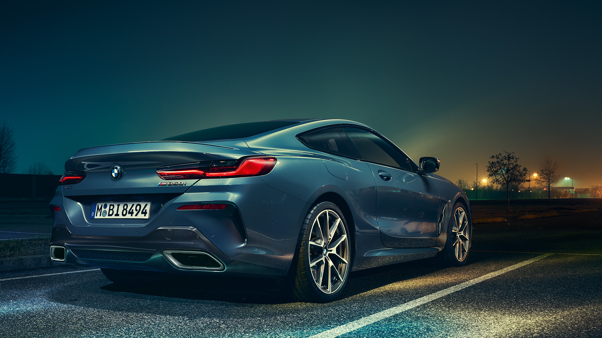 BMW serije 8 Coupé, tročetvrtinski prikaz stražnjeg kraja. BMW serije 8 Coupé, tročetvrtinski prikaz stražnjeg kraja, ispred noćne kulise.