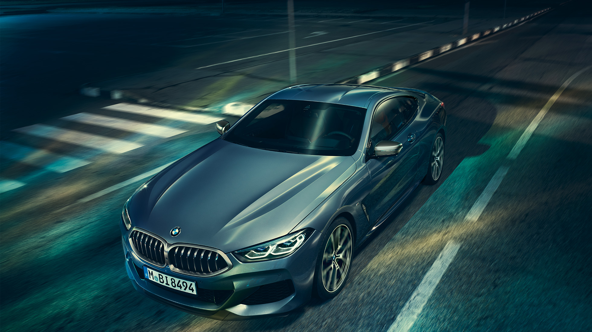 BMW serije 8 Coupé, tročetvrtinski prikaz prednjeg kraja. BMW serije 8 Coupé, tročetvrtinski prikaz prednjeg kraja, s prikazom na poklopac motora.