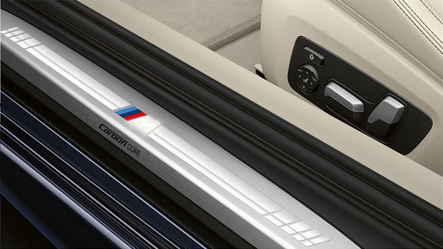 BMW serije 8 Coupé, pragovi vrata s M logotipom. Detaljan prikaz pragova vrata BMW-a serije 8 Coupé s