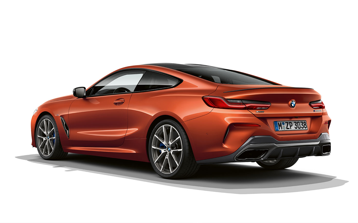 BMW serije 8 Coupé, Sunset Orange metalik. Prikaz BMW-a serije 8 Coupé u Sunset Orange metalik boji ispred bijele pozadine.