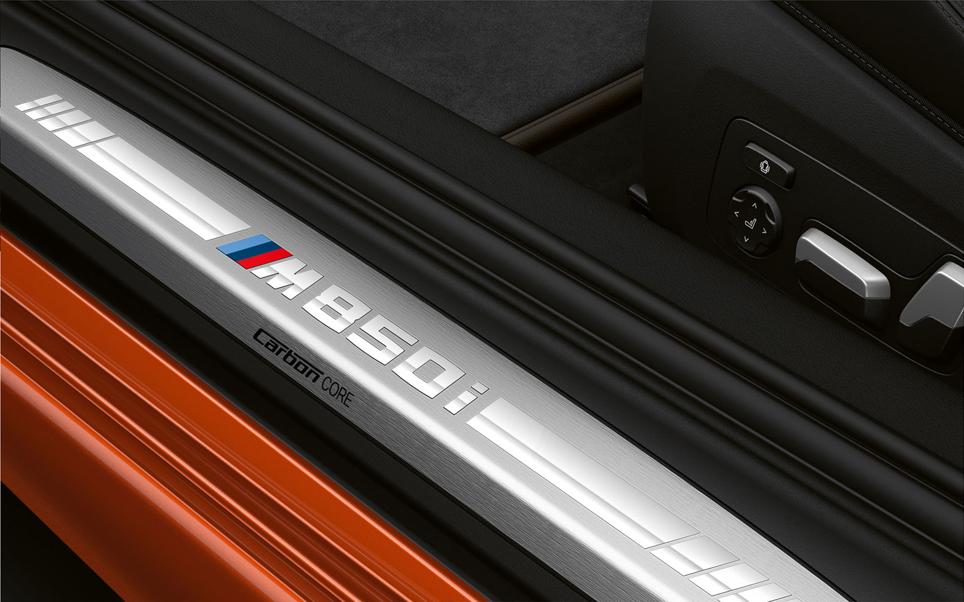 BMW serije 8 Coupé, M850i pragovi vrata. Detaljan prikaz pragova vrata BMW-a serije 8 Coupé s M850i logotipom.