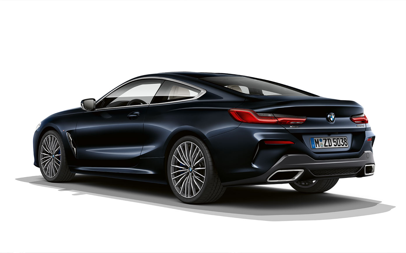BMW serije 8 Coupé, Carbon Black metalik boja. Prikaz BMW-a serije 8 Coupé u Carbon Black metalik boji ispred bijele pozadine.