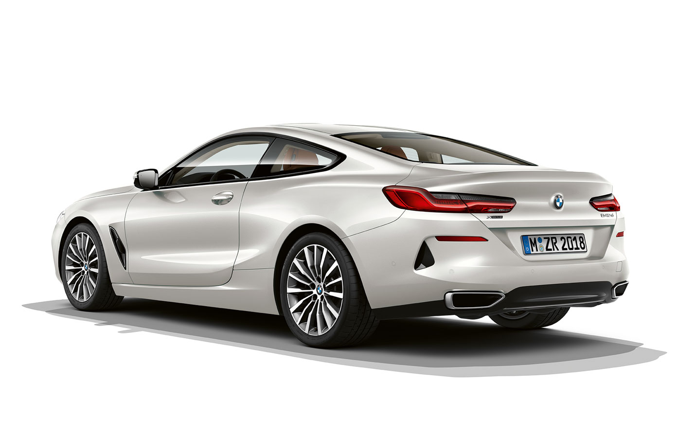 BMW serije 8 Coupé, Mineral White metalik boja. Prikaz BMW-a serije 8 Coupé u Mineral White metalik boji ispred bijele pozadine.