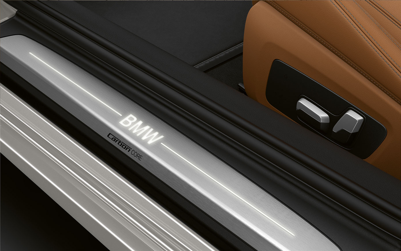 BMW serije 8 Coupé, pragovi vrata s BMW logotipom. Detaljan prikaz pragova vrata BMW-a serije 8 Coupé s BMW logotipom.