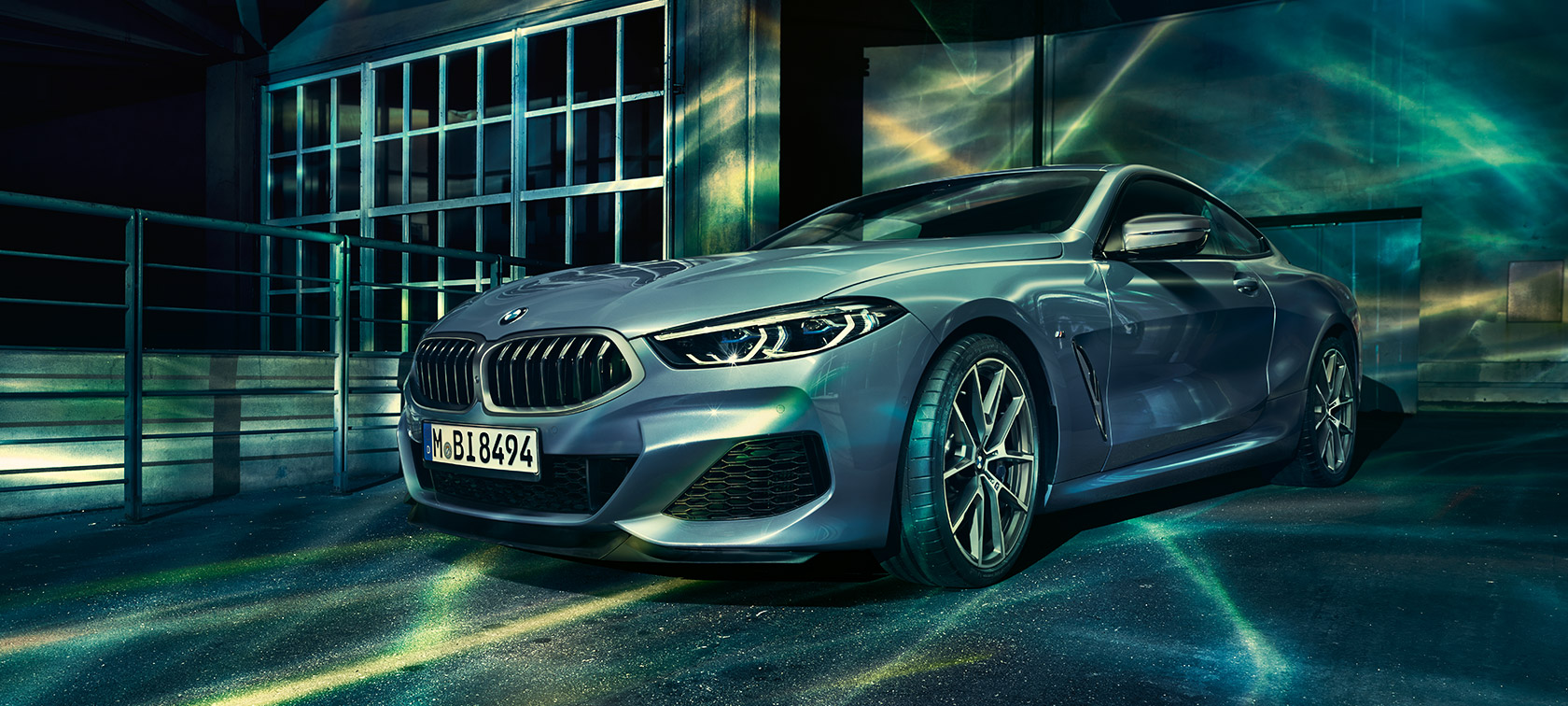 BMW serije 8 Coupé, tročetvrtinski prikaz prednjeg kraja. BMW serije 8 Coupé, tročetvrtinski prikaz prednjeg kraja, ispred industrijske zgrade.