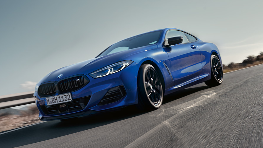 BMW M850i xDrive Coupé G15 LCI Facelift 2022 M Portimao Blue metalik tročetvrtinski pogled sprijeda BMW M850i xDrive Coupé G15 LCI Facelift 2022 M Portimao Blue metalik tročetvrtinski pogled sprijeda u vožnji