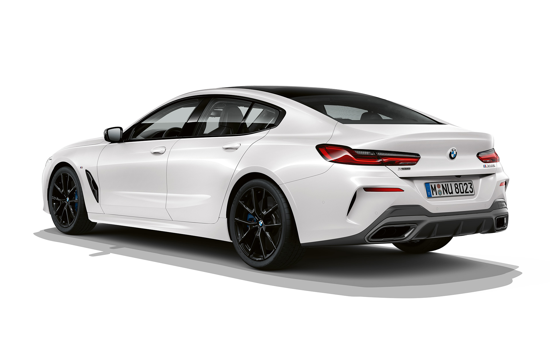 Pure Contrast tročetvrtinski prikaz stražnjeg kraja BMW serije 8 Gran Coupé, Pure Contrast tročetvrtinski prikaz stražnjeg kraja
