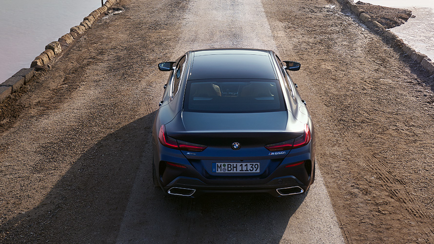 BMW M850i xDrive Gran Coupé G16 LCI Facelift 2022 BMW Individual Frozen Tanzanite Blue metalik pogled straga iz ptičje perspektive BMW M850i xDrive Gran Coupé G16 LCI Facelift 2022 BMW Individual Frozen Tanzanite Blue metalik pogled straga iz ptičje perspektive