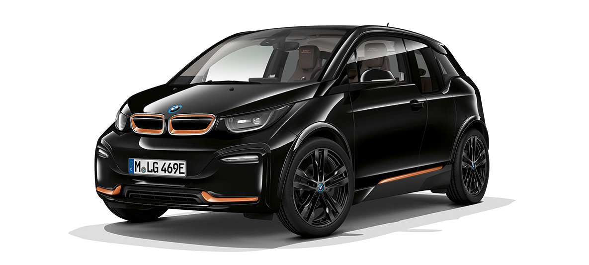 Tročetvrtinski prikaz prednjeg kraja BMW-a i3s Edition RoadStyle 2019 Tročetvrtinski prikaz prednjeg kraja BMW-a i3s Edition RoadStyle 2019 I01 Fluid Black boje s E-Copper detaljima