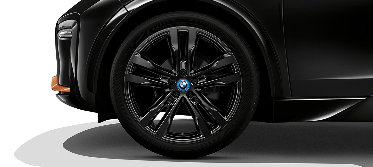 Bočni prednji kraj s lakometalnim kotačima BMW-a i3s Edition RoadStyle 2019 Bočni prednji kraj s lakometalnim kotačima BMW-a i3s Edition RoadStyle 2019 I01 Fluid Black boje s E-Copper detaljima