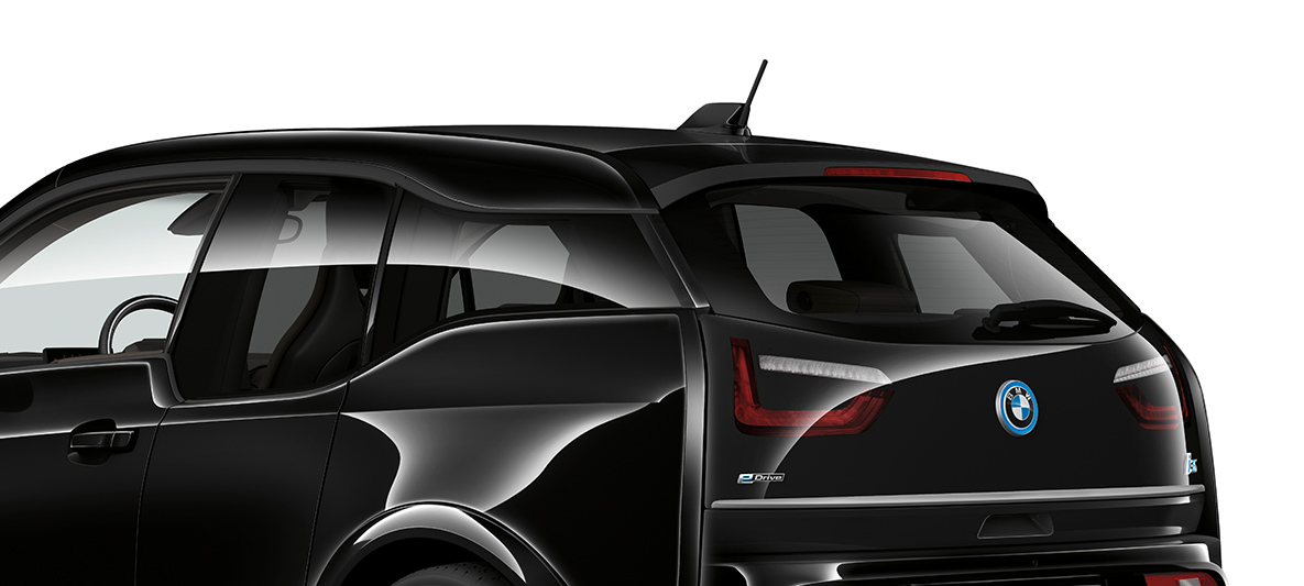 Tročetvrtinski prikaz stražnjeg kraja BMW-a i3s Edition RoadStyle 2019 I01 Fluid Black boje s E-Copper detaljima Tročetvrtinski prikaz prednjeg kraja BMW-a i3s Edition RoadStyle 2019 I01 Fluid Black boje s E-Copper detaljima