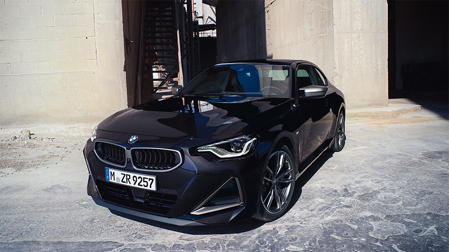 BMW M240i xDrive Coupé G42 2021 Black Sapphire metalik tročetvrtinski pogled u mirovanju BMW M240i xDrive Coupé G42 2021 Black Sapphire metalik tročetvrtinski pogled u mirovanju ispred svjetionika