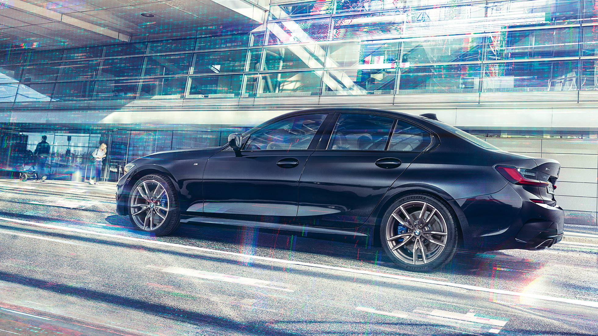 Bočni prikaz BMW-a M340i xDrive Limuzina Bočni prikaz BMW-a M340i xDrive Limuzina G20 Sapphire Black metalik boje u vožnji