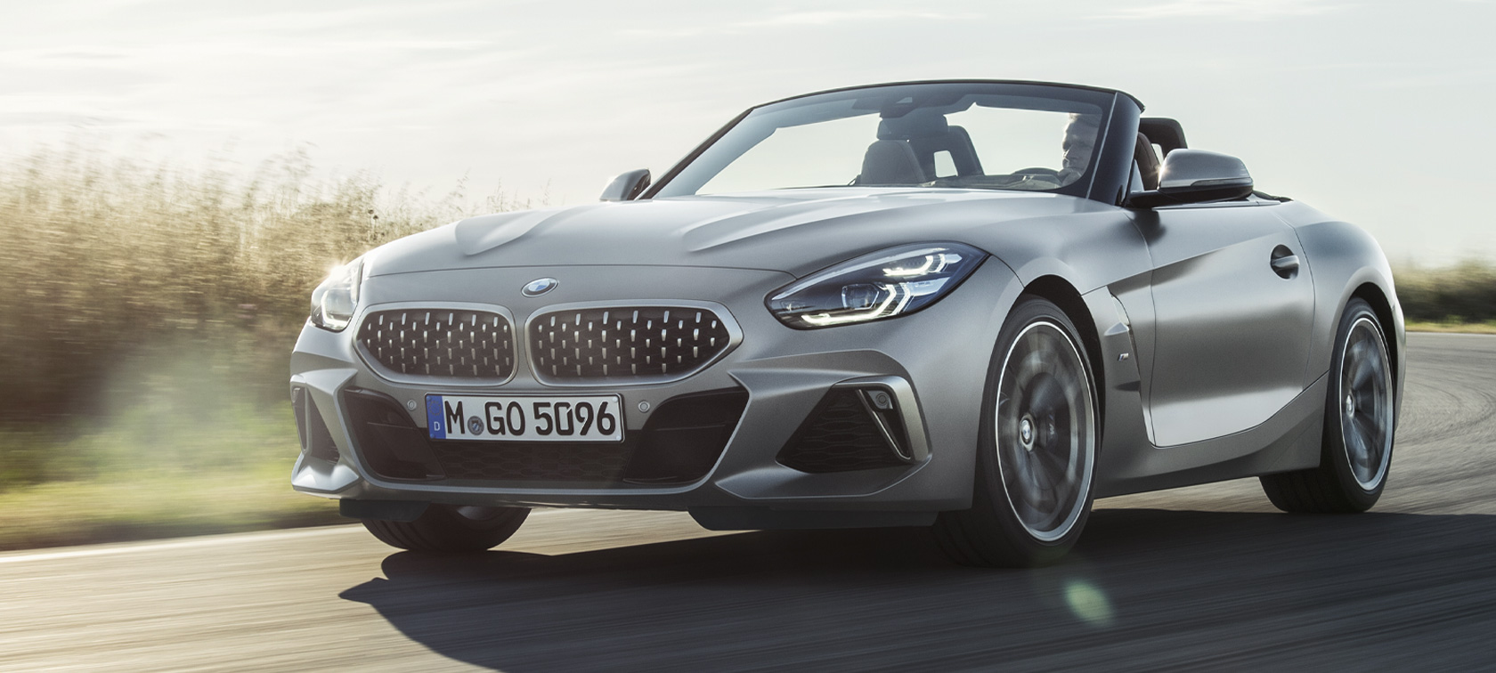 Tročetvrtinski pogled sprijeda BMW Z4 M40i Roadster G29 BMW Z4 M40i Roadster G29 2019 BMW Individual Frozen Grey metalik tročetvrtinski pogled sprijeda u vožnji
