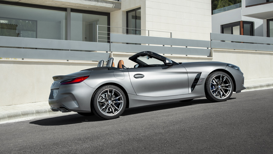 BMW Z4 M40i Roadster G29 pogled s boka ispred zgrade BMW Z4 M40i Roadster G29 pogled s boka ispred zgrade
