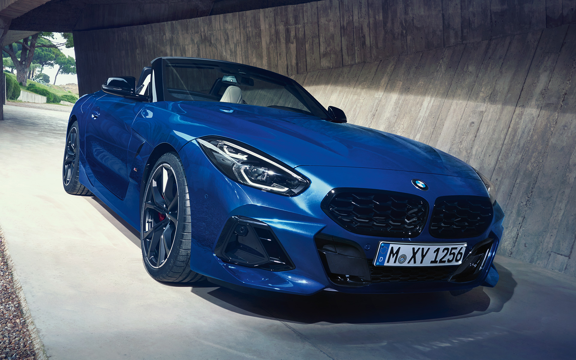 BMW Z4 M40i G29 2022 Portimao Blue sportski tročetvrtinski pogled sprijeda