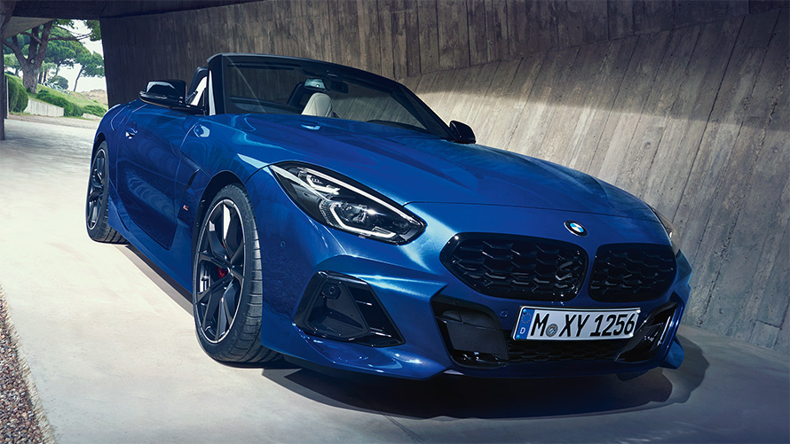 BMW Z4 M40i G29 2022 Portimao Blue sportski tročetvrtinski pogled sprijeda