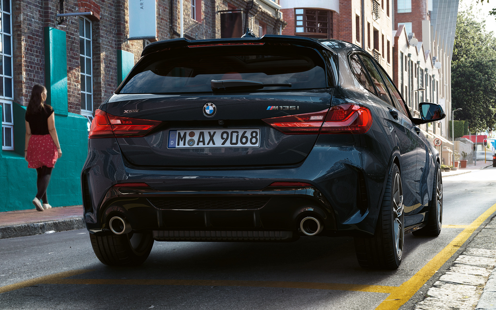 BMW M135i xDrive (F40) u Black Sapphire metalik, pogled straga na parkingu
